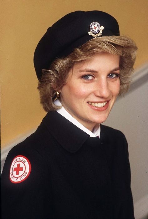 Diana, Princess of Wales won a salute when she wore a uniform for the first time on December 7, 1984. As patron of The British Red Cross she wore a navy blue two-piece uniform with a matching beret-style hat. Diana was attending a carol service in Bristol to the mark the diamond jubilee of the Red Cross Youth Group. Prins William, Princess Diana Family, Princess Diana Photos, Princess Diana Pictures, Prinz Harry, Princes Diana, Diana Fashion, Elisabeth Ii, Lady Diana Spencer