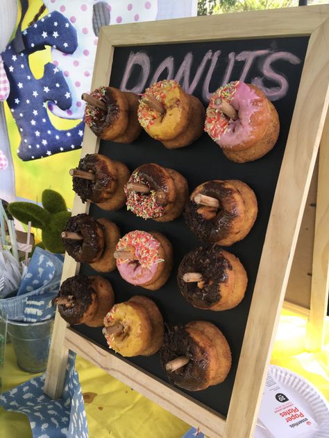 Easy DIY Donut Stand For Your Party Diy Donut Stand, Doughnut Stand, Donut Decorating Ideas, Engagement Party Diy, Doughnut Party, Diy Donut, Donut Stand, Fairy Garden Birthday Party, Diy Donuts