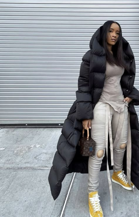 Long Puffer Coat Outfit, Grey Coat Outfit, New York Outfits, Black Puffer Coat, Winter Fashion Outfits Casual, Long Puffer Coat, Coat Outfit, Looks Black, Black Puffer