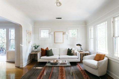 Feels like what we could do if we didn't do much and painted. The 1920s Character of This Los Angeles Bungalow Shines After a Recent Remodel - Dwell 1920s Bungalow Living Room, 1920s Character, Los Angeles Bungalow, 1920 Bungalow, Modern Living Room Rug, Colonial Remodel, Window Design Ideas, Kitchen Rugs Ideas, Craftsman Modern