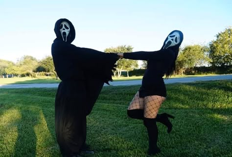 Cute Couple Halloween, Scream Halloween Costume, Scream Outfits, Scream Costume, Cute Couples Costumes, Halloween Parejas, Scream Halloween, Couples Halloween Outfits, Cute Couple Halloween Costumes