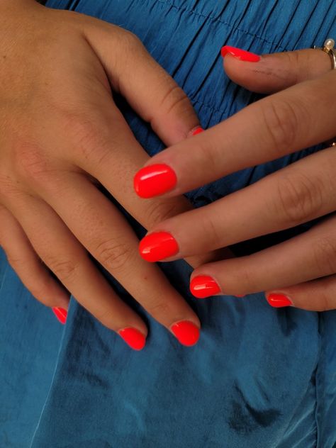 Bright pink gel nails Bright Short Gel Nails, Bright Pedicure Colors, Bright Pedicure, Bright Colour Nails, Bright Nail Colors, Solid Summer Nails, Summer Nails Plain, Short Neon Nails, Solid Color Nails