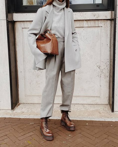 Grey Monochromatic Outfit, Mode Monochrome, Minimalist Moda, Mode Casual, Grey Outfit, Looks Street Style, Denim Trends, Mode Inspo, Friends Fashion