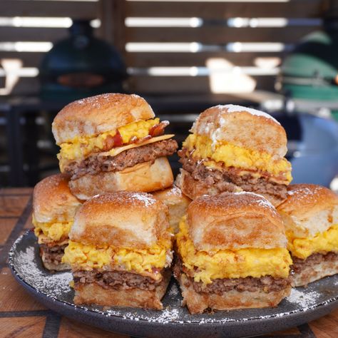 French Toast Burger, French Toast Breakfast Sliders, French Toast Sandwich Breakfast, Blackstone French Toast, Breakfast Burger Ideas, French Toast Breakfast Sandwich, Traeger Breakfast, French Toast Sliders, Blackstone Breakfast Ideas