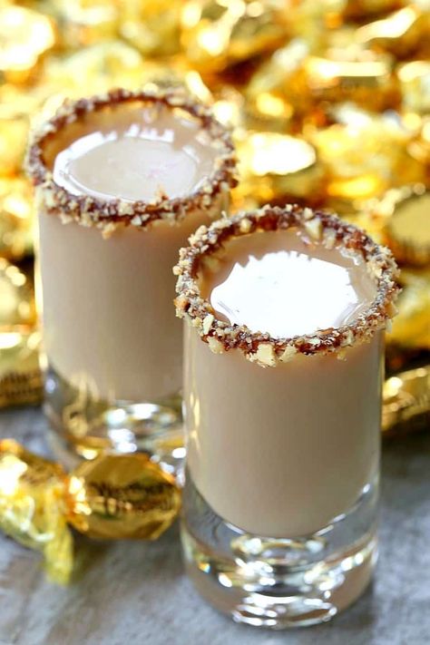 This Chocolate Toffee Crunch Shot is going to be a hit at your New Year's Eve party! #shotrecipes #dessertshots #holidaycocktails Holiday Shot Recipes, Chocolate Drink Recipes, New Years Eve Drinks, Chocolate Vodka, Toffee Crunch, Chocolate Shots, Dessert Shots, Pudding Shots, Cocktail Shots