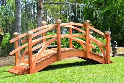 Half Moon Rails Cedar Garden Bridge, Backyard Bridges, Bridge Ideas, Balkon Decor, Cedar Garden, Pallet Garden Furniture, Wood Garden, Diy Bird Feeder, Wooden Bridge