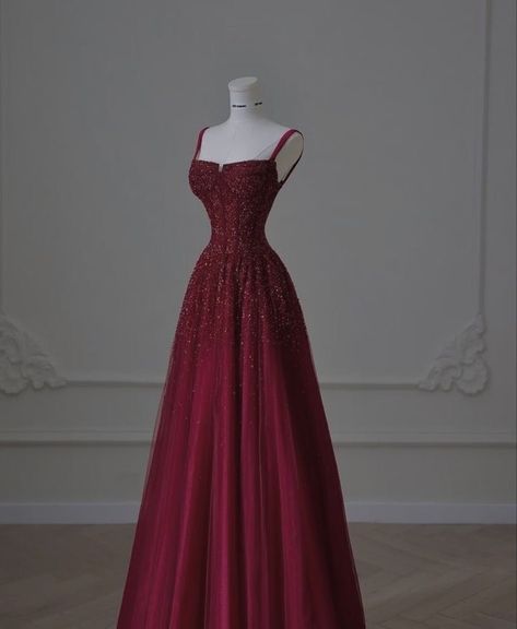 Prom Dresses 2023 Maroon, Burgandy Ball Dress, Dark Red Dress Long Elegant Prom, Dark Red Dress Long Elegant Gala, Prom Dresses Burgandy, Red Wine Long Dress, Crimson Dress Formal, Garnet Prom Dress, Caraval Inspired Outfits