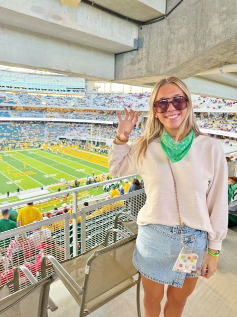 Game Day Cold Outfit, Bowl Game Outfit, Casual Outfits With Cowgirl Boots, Baylor Game Day Outfit, Cold Gameday Outfit, Cold Gameday Outfit College, Classy Preppy Outfits, Preppy College Outfits, Winter Gameday Outfit