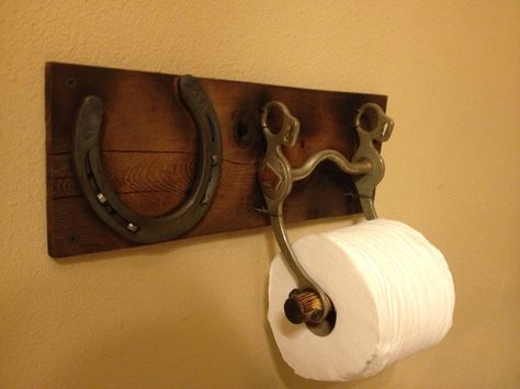 Toilet paper holder with an old horse bit and horse shoe. Horse Accessories Diy, Diy Horse, Horseshoe Projects, Western Crafts, Horseshoe Decor, Horseshoe Crafts, Equestrian Decor, Horse Crafts, Horse Accessories