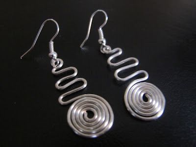 Homemade Jewelry With Wire, Silver Wire Earrings, Bijoux Fil Aluminium, Wire Jewelry Designs, Diy Wire Jewelry, Dope Jewelry, Handmade Wire Jewelry, Funky Jewelry, Wire Wrapped Earrings