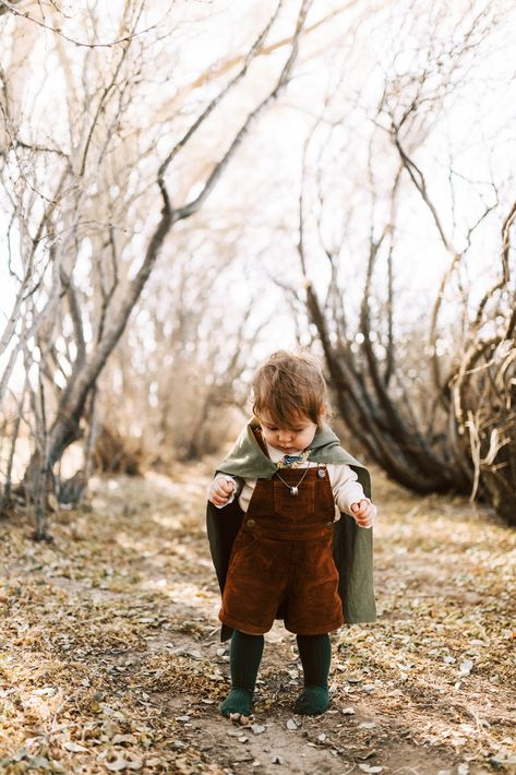 Family Hobbit Costumes, Baby Ren Faire Costume, Hobbit Costume Kids, Family Lord Of The Rings Costume, Toddler Hobbit Costume, Hobbit Costume Diy, Hobbit First Birthday Party, Hobbit Halloween Costumes, Lord Of The Rings Family Costumes