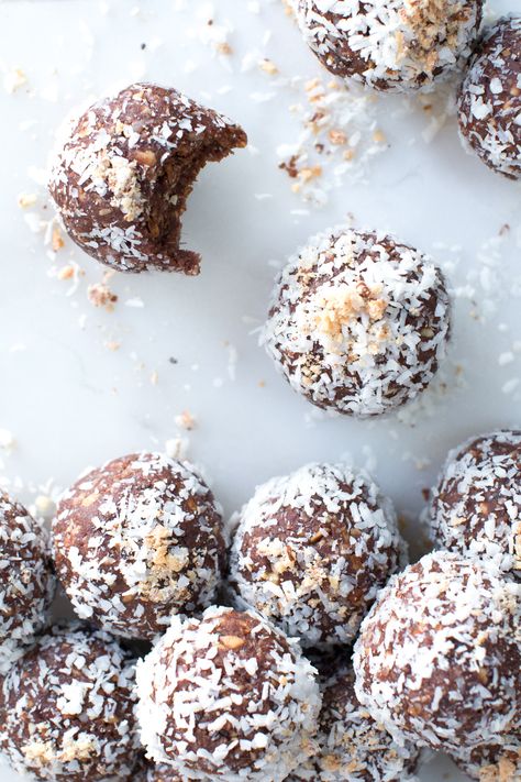 Chomp Chomp! Date Almond Coconut Protein Balls by @Baking the Goods | bakingthegoods.com Coconut Protein Balls, Weight Watcher Desserts, Coconut Protein, Chomp Chomp, Chocolate Bites, Protein Desserts, Protein Bites, Low Carb Dessert, Protein Balls