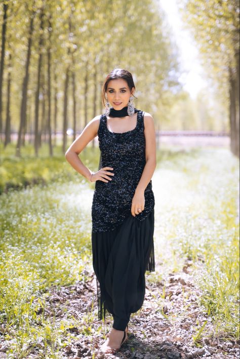 Patiala Black Suit, Sleeveless Patiala Suit Design, Sleeveless Punjabi Suit Designs, Sleeveless Suits Design Indian, Black Suit Salwar Design Punjabi, Sleeveless Patiala Suit, Patiala Salwar Suits Neck Designs, Sleeveless Punjabi Suit, Sleeveless Suits For Women Indian