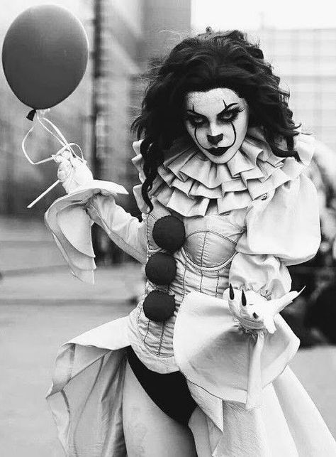 Halloween Photo Shoot, Halloween Shoot, Dark Circus, Female Clown, Zombie Disney, Halloween Photography, Halloween Photo, Creepy Clown, Scary Clowns