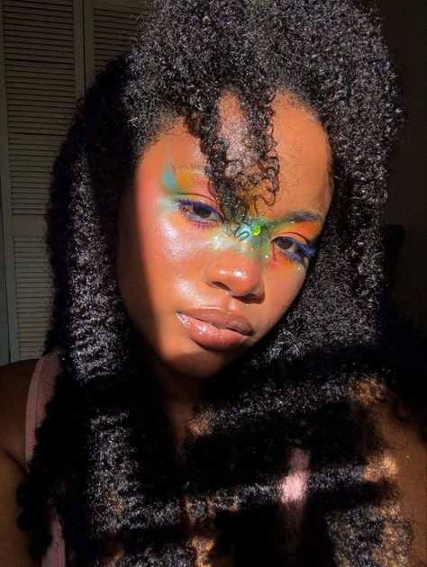 Eyeliner Looks Black, Graphic Eyeliner Dark Skin, Abstract Eyeliner, Iridescent Makeup Looks Black Women, Futuristic Makeup Looks Black Women, Temet Nosce, Fairycore Makeup Black Women, Afro Futurism Makeup, Curly Hair Drawing