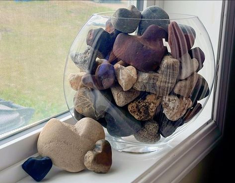 I collect heart-shaped rocks | Newest 💛🧡🤎 display | Facebook How To Display Rocks From Vacation, Heart Rocks Display Ideas, How To Display Rocks, Rock Display Ideas, Rocks Display, Display Rocks, Rock Collection Display, Rock Display, Rocks Collection