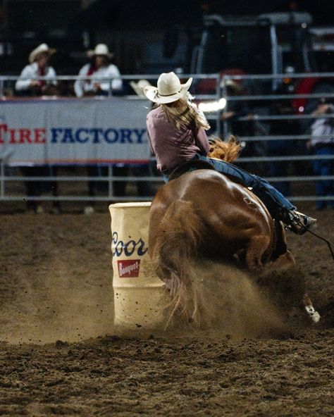 brimming with excitement about these! every time I shoot a rodeo, I feel like I reconnect a little bit with my childhood in texas and wyoming, and I feel like I get a little bit closer each time to becoming the photographer I aspire to be when I grow up. It’s very humbling, shooting rodeos - light is often harder to come by, the subjects move lightning fast, and it’s totally unpredictable. I have a ton to learn but hope y’all like em. Thank you to @moses_lake_roundup for giving me the oppor... Country Horses, Horse Jokes, Horse Competition, Rodeo Time, Rodeo Events, Barrel Racing Horses, Rodeo Horses, Barrel Horse, Barrel Racer