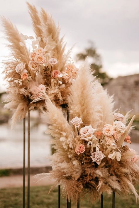 Pampas Matrimonio, Pampas Centerpieces Wedding, Boho Chic Wedding Centerpieces, Dried Flower Wedding Decor, Pampas Wedding Decor, Wedding Bouquet Pampas, Pampas Grass Ceremony, Pampas Grass Wedding Bouquet, Grass Wedding Bouquet