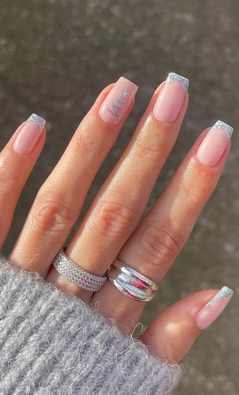 Winter Elegance: Stylish Holiday Nail Trends - NailKicks Christmas Nail Colors, Blue And Silver Nails, Silver Nail Designs, December Nails, Golden Nails, Silver Nail, Simple Gel Nails, Cute Summer Nails, Winter Nail Designs