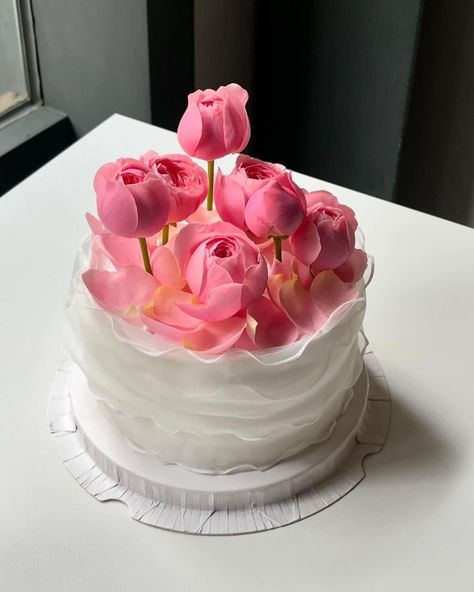 Bday Cake Flowers, 20 Birthday Cake Aesthetic, Cute Birthday Cakes Aesthetic, Cute Aesthetic Birthday Cake, Tulip Cake Ideas, Tulip Birthday Cake, Cake With Tulips, Flower Cake Aesthetic, Pink Color Aesthetic