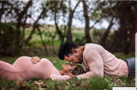 Maternity Photography Fall, Maternity Photography Family, Fall Maternity Photos, Maternity Photography Poses Outdoors, Outdoor Maternity Photos, Cute Pregnancy Pictures, Maternity Photo Outfits, Maternity Photography Poses Couple, Pregnancy Photos Couples