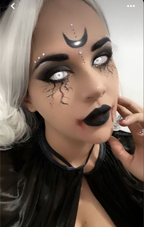 Make Up Bruja, Nun Costume Makeup, Makeup Bruja Halloween, Dark Fairy Makeup, Bruja Halloween, Creepy Clown Makeup, Ghost Makeup, Halloween Outside, Creepy Halloween Makeup