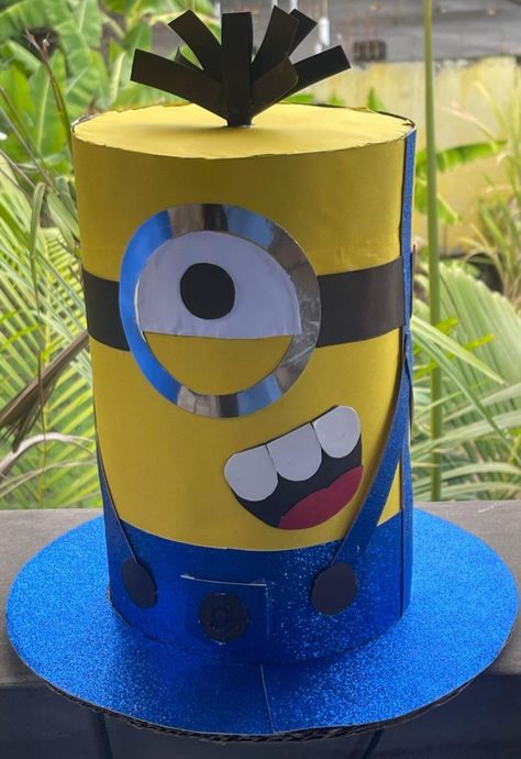 This is a minions diy  top hat made with card paper and cardboard Diy Top Hat, Diy Minions, Minion 2, Minion Hats, Crazy Hat Day, Silly Hats, Easter Hats, Hat Day, Diy Tops