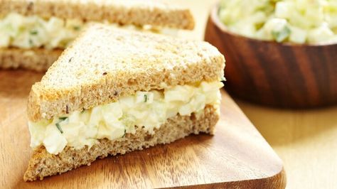 Polish Egg Salad Puts The Spotlight On Cream Cheese Starbucks Sandwiches, Mayonnaise Sandwich, Egg Sandwich Recipe, Healthy Egg Recipes, Sandwich Fillers, Egg Mayonnaise, Easy Egg Salad, Bon Apetit, Resep Salad