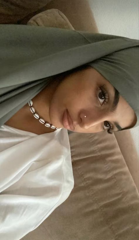 Hijabi Piercing, Nose Piercing Hijab, Girls With Nose Piercing, Small Nose Piercing, Makeup Looks Everyday, Hijabi Fits, Soft Makeup Looks, Nose Piercings, Cute Modest Outfits