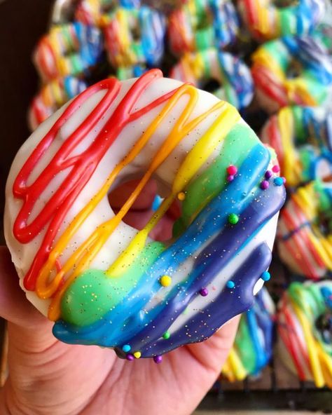 rainbow drizzled donuts look so delicious! Cute Rainbow Aesthetic, Rainbow High Party, Colourful Food, Rainbow Donut, Donut Ideas, Fried Rice Recipe Easy, Rainbow Stuff, Donut Design, Colorful Donuts