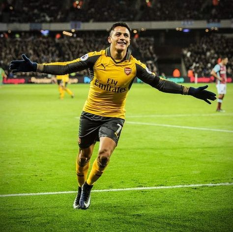 Alexis Sanchez for Arsenal. Was outstanding there, shouldn't have move for UNITED. | Ronaldo siiii, Seleccion chilena de futbol, Fútbol Alexis Arsenal, Sanchez Arsenal, Alexis Sanchez Arsenal, Arsenal Fc Wallpapers, Cesc Fabregas, Arsenal Wallpapers, Cesc Fàbregas, Diego Costa, Alexis Sanchez