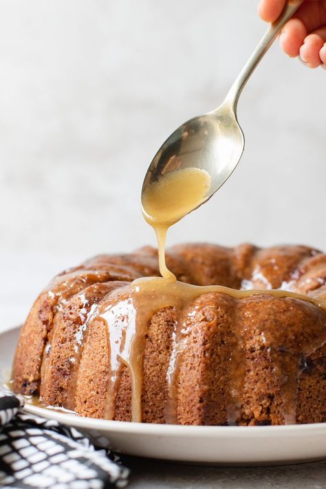 Fresh Apple Bundt Cake Pumpkin Coffee Cake Recipes, Sticky Toffee Pudding Cake, Spice Cake Mix And Pumpkin, Maple Icing, Pumpkin Coffee Cake, Butter Pound Cake, Cakes To Make, Pumpkin Bundt Cake, Pumpkin Coffee Cakes