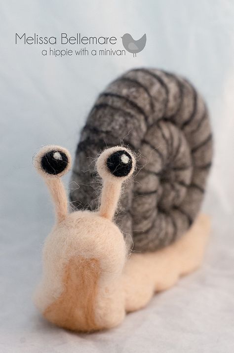 Needle Felted Snail Felted Snail, Tovad Ull, Hantverk Diy, Needle Felting Diy, Wool Felt Projects, Wool Needle Felting, Needle Felting Tutorials, Needle Felting Kits, Needle Felting Projects