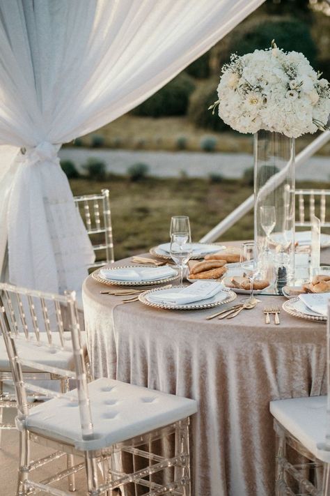 Get inspired for guests' #tabledecoration: rose gold plush tablecloth, transparent Tiffany chairs, glass underplates with gold balls, gold cutlery & glass details (vases, candlesticks...) 🤩 Tiffany Chairs, Transparent Chair, Tiffany Chair, Pool Wedding, Tiffany Wedding, Gold Cutlery, Guest Chair, Wedding Chairs, White Table