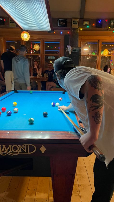 Pool Table Poses Men, Guys At Bar Aesthetic, Man In Pool Aesthetic, Pool Bar Aesthetic, Bar Date Aesthetic, Pool Game Aesthetic, Playing Pool Aesthetic, Billard Aesthetic, Snooker Aesthetic