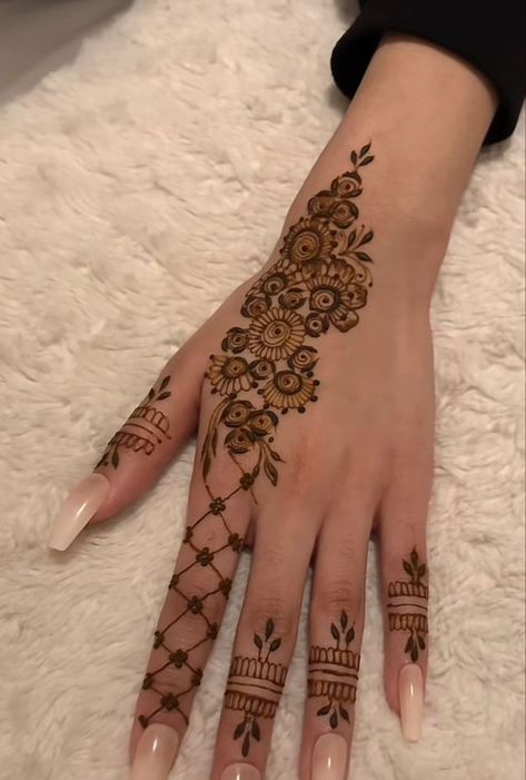 Mendi Design Latest Simple, Super Simple Mehndi Designs, Simple Mendhi Design Back Hand, Henna Designs Hand 2024, Henna Designs Right Hand, Mehndi Designs Easy And Beautiful, Hina Designs Mehndi, Heena Mehendi Designs Unique, Inside Hand Mehndi Designs