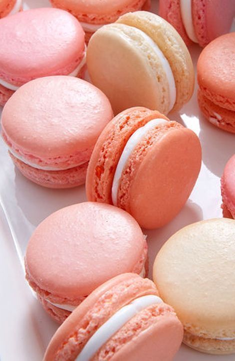 French Macarons Recipe, Vanilla Macarons, Macaron Filling, How To Make Macarons, Macaron Cookies, Peach Aesthetic, Icing Colors, Strawberry Filling, Macaron Recipe