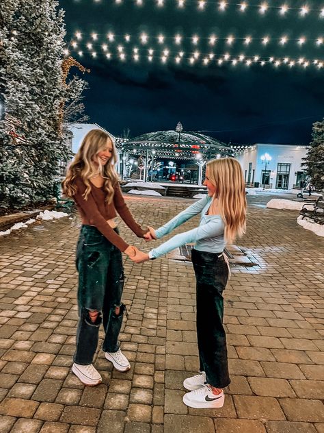 Preppy Best Friend Pictures, Poses For Pictures Instagram Christmas, Bsf Christmas Pictures, Christmas Lights Pictures Friends, Christmas Photo Shoot Friends, Christmas Photo Ideas With Friends, Christmas Photos To Recreate, Christmas Lights Instagram Pictures, Winter Pictures With Friends