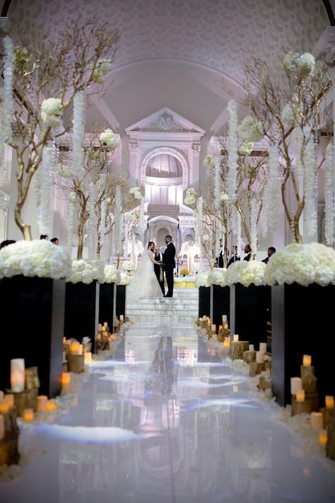 Glamorous indoor wedding ceremony gold, black and white | Luxury wedding decor | Elegant wedding aisle decorations with branches and flowers - Photo: Hollywood Pro Weddings #weddingdecor #weddingdecorations #weddingideas #weddinginspiration #weddings Black Ceremony, Ceremony Decorations Indoor, Wedding November, Black Wedding Decorations, White Wedding Ceremony, Aisle Decorations, Black And White Wedding Theme, Gold Decorations, Black Gold Wedding