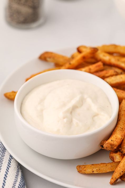 This horseradish aioli recipe is incredibly easy to make and so good. This creamy, spicy dip has a major kick of horseradish flavor. via @2kitchendivas Horseradish Aioli Recipe, Horseradish Aioli, Horseradish Dip, Homemade Horseradish, Frozen Sweet Potato Fries, Tailgate Snacks, Homemade Bbq Sauce Recipe, Spicy Aioli, Aioli Sauce