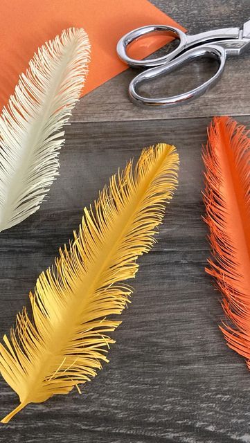 Diy Paper Feathers, Cardboard Feathers, Paper Feathers Diy, Diy Feathers, Phoenix Feather, Feather Diy, Paper Feathers, Wrapping Inspiration, Feather Mask