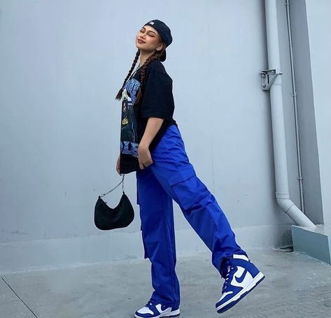 Royal Blue Streetwear Outfit, Outfits Black Women Street Style, Neon Blue Outfit, Look Legging, Insta Outfits, Outfit Streetwear, Blue Streetwear, Swag Outfits For Girls, Tomboy Outfits