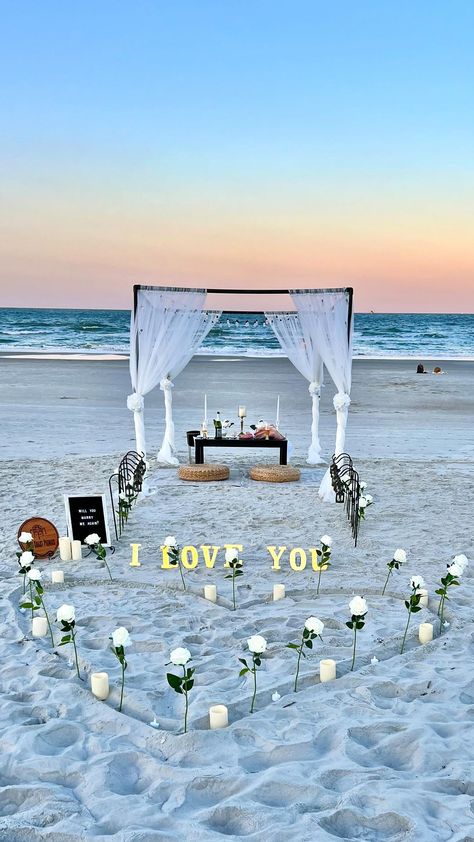 Beach Picnic Ideas Simple, Beach Engagement Decorations, Marriage Proposal Beach, Proposal Beach Ideas, Marry Me Ideas, Surprise Beach Proposal, Beach Wedding Proposal, Dreamy Proposal, Beach Engagement Ideas Proposals