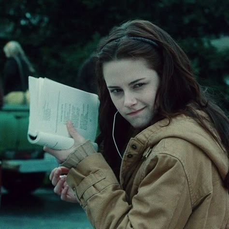 Woman Reading, Reading A Book, Girl Reading, The Twilight Saga, Jena, 인물 사진, Twilight Saga, Book Girl, Film Aesthetic