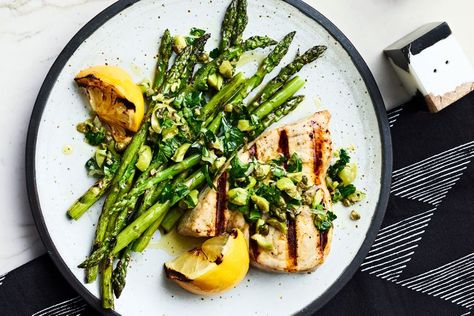 Grilled Swordfish and Asparagus With Parsley-Caper Salsa Fish And Shrimp Recipes, Recipes With Fish, Tacos Shrimp, Grilled Swordfish, Swordfish Recipes, Seared Salmon, Fast Dinners, Fresh Asparagus, Healthy Fish