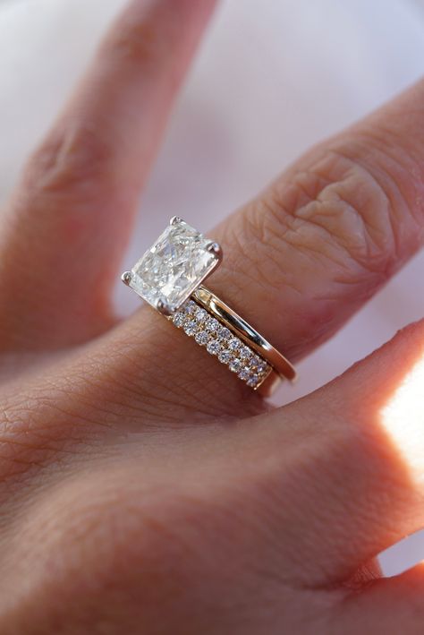 Halo diamond engagement ring