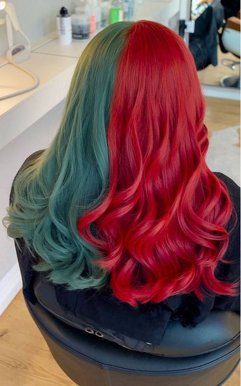 Half-red, half-green wavy hair in a bold Christmas-inspired split-color style. Christmas Color Hair Ideas, Cool Hair Color Combos, Vibrant Red Hair Color Ideas, Red And Green Hair Color, Split Hair Color Ideas, Red And Green Combination, Subtle Caramel Highlights, Split Hair Color, Red And Green Hair