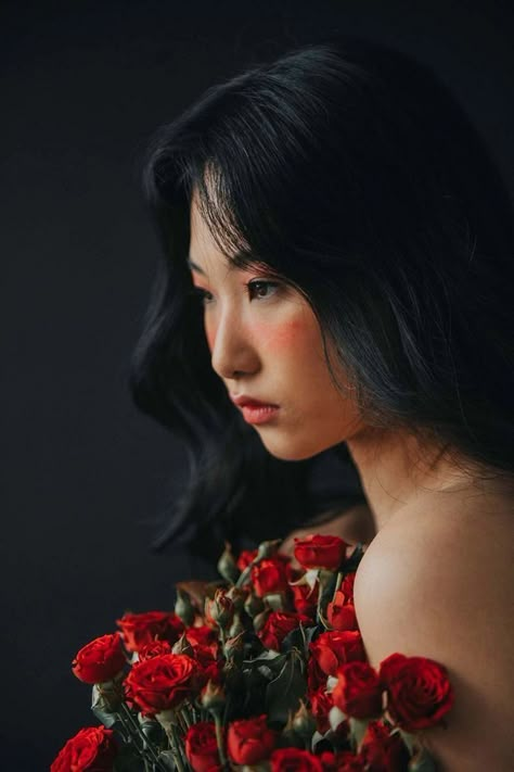 Photoshoot With Roses, Rosé Portrait, Valentine Photo Shoot, Body Noir, Flower Photoshoot, Branding Photoshoot Inspiration, Photographie Portrait Inspiration, Self Portrait Photography, Creative Portrait Photography