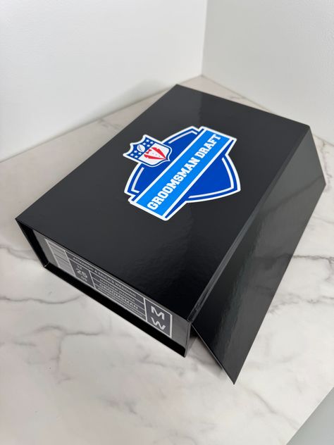 🏈 NFL-Inspired Groomsman Proposal Box – The Ultimate Gift for Your Game-Day Crew! 🏈  Looking for a unique way to ask your boys to stand by your side on the big day? This NFL-themed groomsman proposal box is a touchdown! 🎉 Designed for the ultimate football fan, it’s the perfect mix of personalized keepsakes and game-day essentials to hype up your wedding squad. Groomsmen Proposal Box Ideas, Proposal Box Ideas, Groomsman Proposal Box, Wedding Squad, Best Man Proposal, Draft Day, Groomsman Proposal, Best Man Gift, Groomsmen Proposal