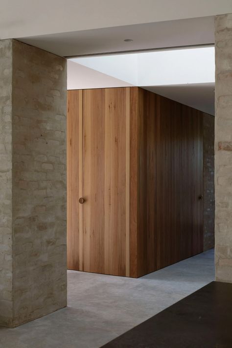 Kyneton House by Edition Office features a palette of textural materials Melbourne Apartment, Recycled Brick, Angled Ceilings, Town Building, White Ceiling, Curated Design, Architectural Details, Prefab Homes, Brickwork